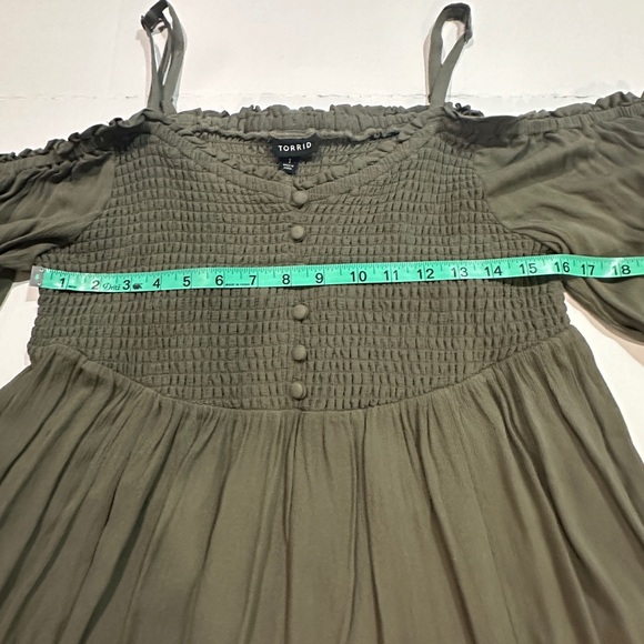TORRID OFF THE SHOULDER GREEN SWEETHEART PUFF SLEEVE TOP, SIZE 1X - Picture 5 of 9
